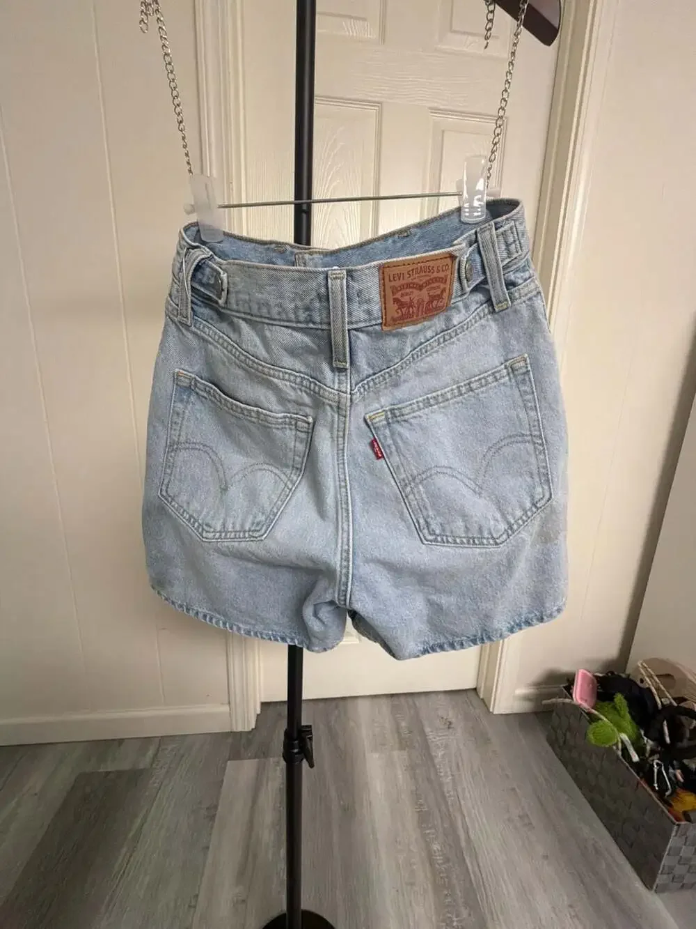Levi's Cinch Shorts Size 27 - Picture 3 of 5
